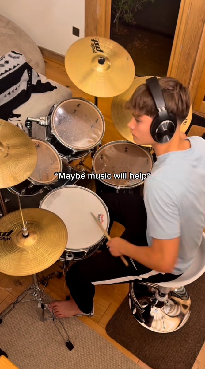 BarefootMales tweet media