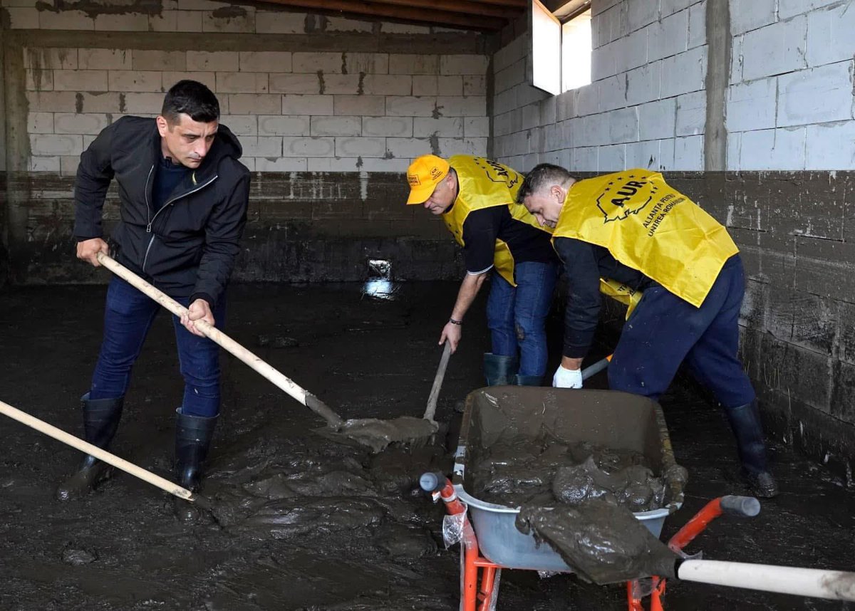 Ciprian Paraschiv (@cipcparaschiv) on Twitter photo My parliamentary allowance goes to the flood victims in Suceava and Neamț counties. To my Romanians 🇹🇩
And next to me are my teammates from the AUR <a href="/partidulAUR_RO/">Alianța pentru Unirea Românilor</a> , Romanians with heart and deeds!
PS. The picture below is from Pechea, when the AUR team was the only one My parliamentary allowance goes to the flood victims in Suceava and Neamț counties. To my Romanians 🇹🇩
And next to me are my teammates from the AUR <a href="/partidulAUR_RO/">Alianța pentru Unirea Românilor</a> , Romanians with heart and deeds!
PS. The picture below is from Pechea, when the AUR team was the only one
