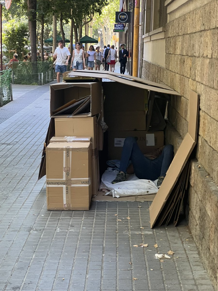 📍Barcelona, 2025.

Jeringuillas en el suelo. Gente durmiendo en los bancos. Orinan, defecan, consumen y venden drogas, cocinan y venden pescado en la calle sin control sanitario.

La izquierda ha convertido Barcelona en un vertedero. Esto no puede seguir así.