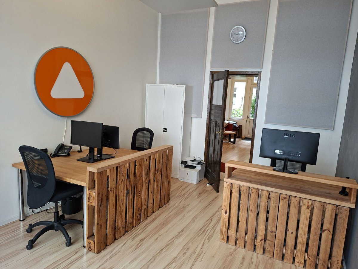 Co-Working in Charlottenburg: 1-4 Plätze in privatem, abschließbarem 21qm Büro. Inkl. 100qm Gemeinschaftsfläche (Lounge/Küche), Meetingraum, 24/7-Zugang &amp; Parkplätze. Top-Lage! 950€ All-in-Miete.

📩 contact@digitalagenten.com