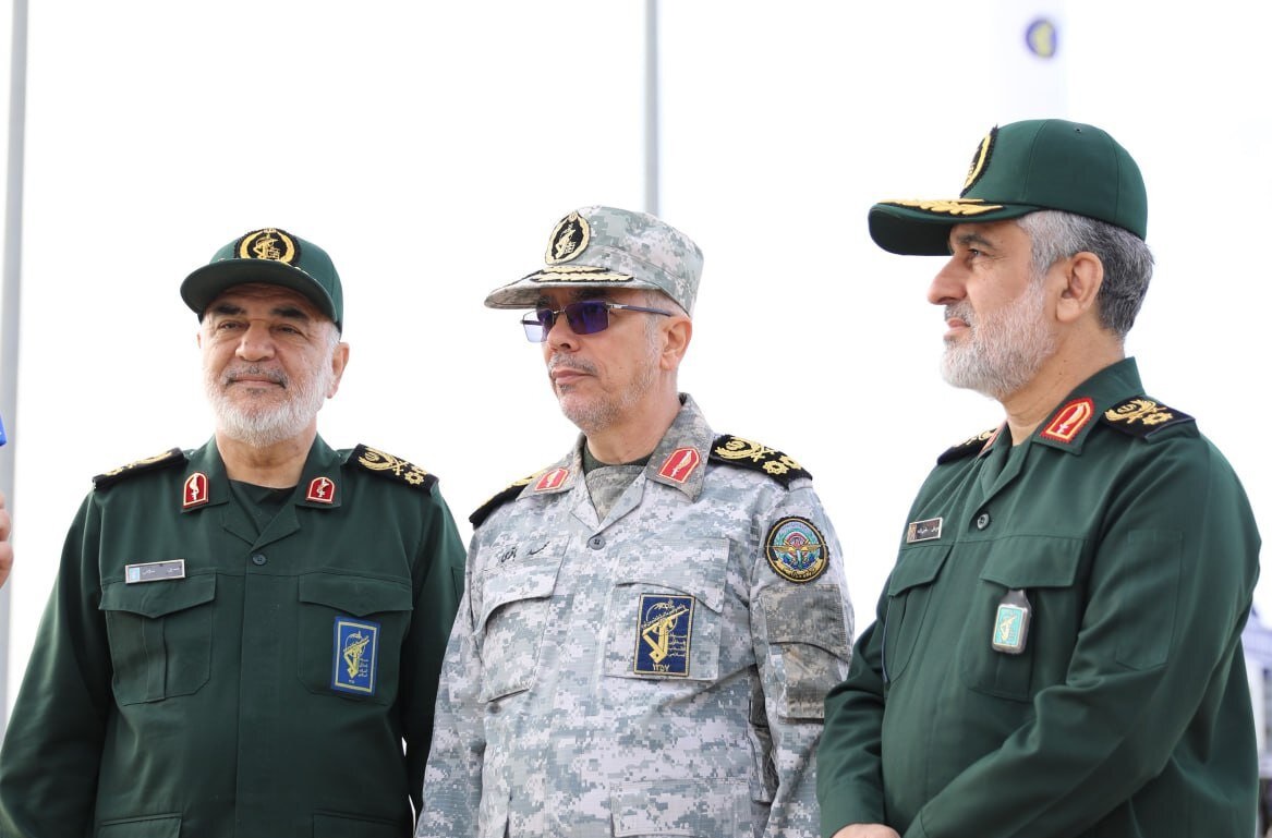 Mohaddesi_M's tweet photo. هم سینه زدند و بیصدا باریدند
هم هر چه که دم زدند حقا دیدند
چون مدعیان صف اول بودند
از اول مجلس شهدا را چیدند https://t.co/izUcaMlfBl