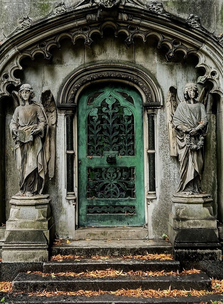 #AdoorableThursday
Wonderfully ornate entrance to this family vault in Brompton Old Cemetery, SW London.