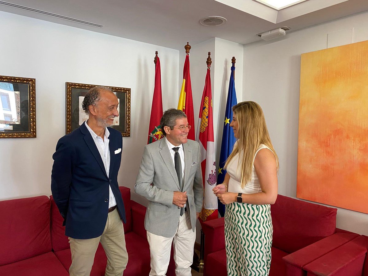 El presidente, Carlos Magdaleno, se ha reunido hoy con Raquel Alonso, delegada territorial de la Junta de Castilla y León en Valladolid. Una primera toma de contacto para abordar la realidad empresarial de la provincia y reforzar la colaboración institucional.