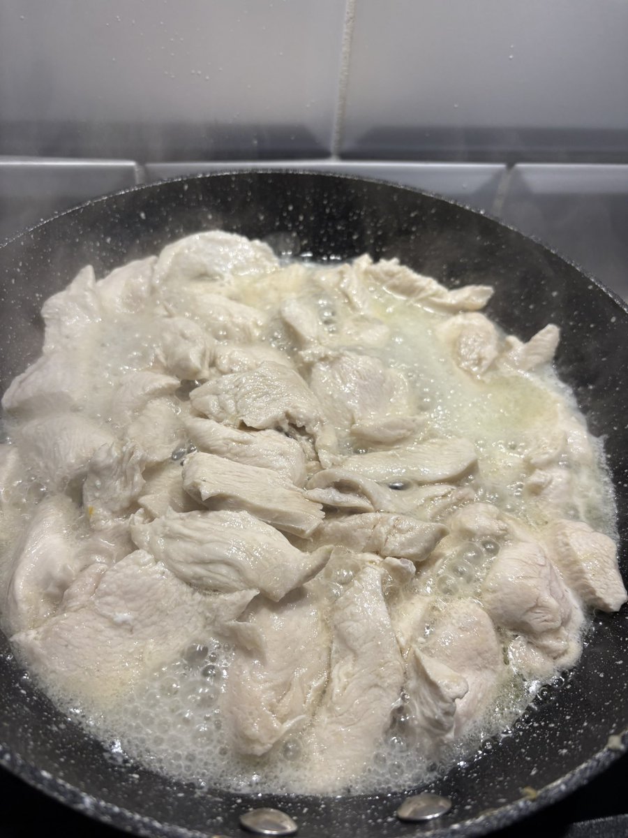 Stuart1412's tweet photo. @LidlGB - this is day light robbery @lidl. Excessive water pumping in poultry to make the consumer think they are buying quality product. 120g of water came out this pack. https://t.co/k3H4VX31QL