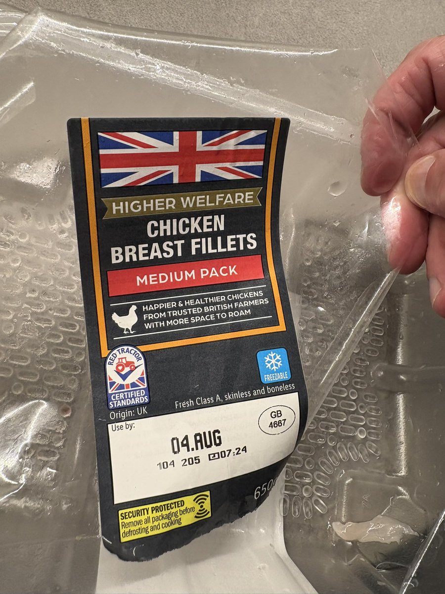 Stuart1412's tweet photo. @LidlGB - this is day light robbery @lidl. Excessive water pumping in poultry to make the consumer think they are buying quality product. 120g of water came out this pack. https://t.co/k3H4VX31QL