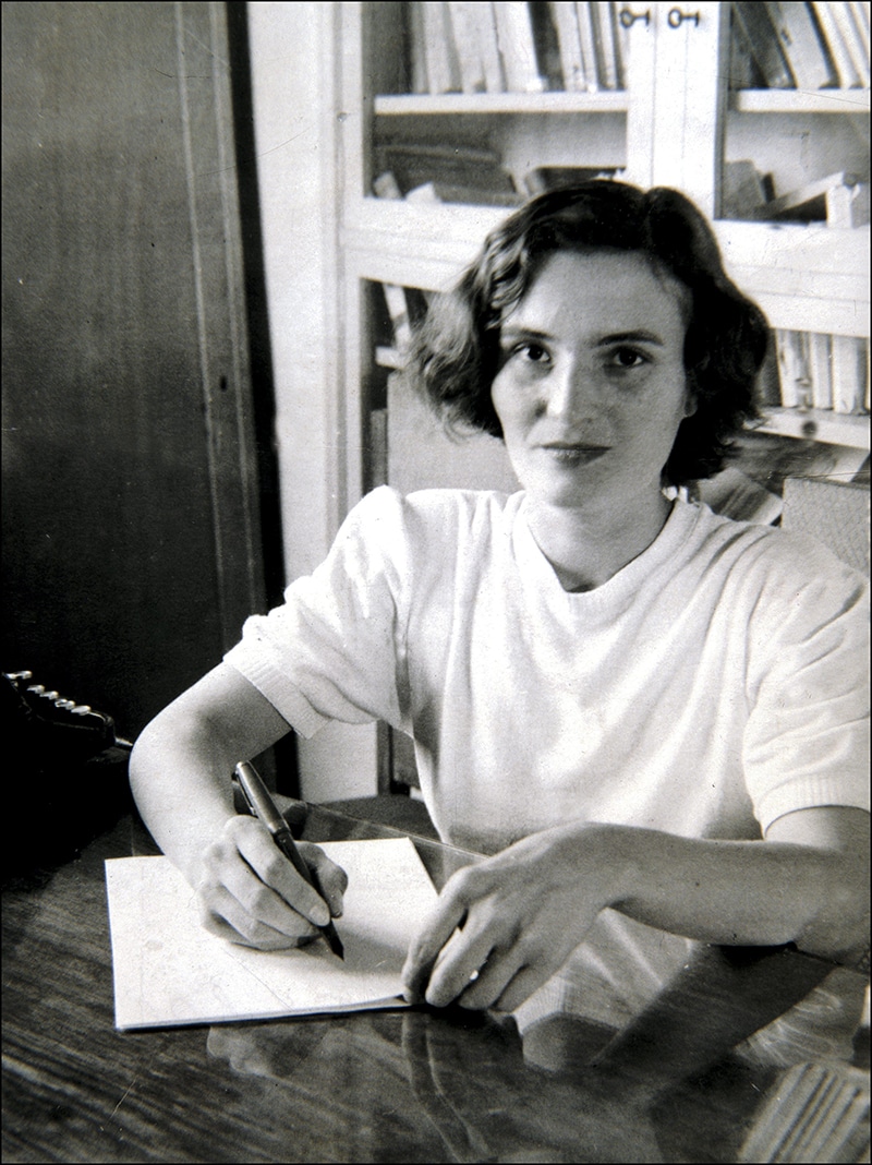 Despertar en medio de un sueño. Llenarte la cabeza del problemas. Insomnio. Poner la radio, bajito el volumen.
Descubrir unos personajes. 
Carmen Laforet y La insolación. 
(Muy bueno <a href="/1libro1hora/">Un libro una hora</a> <a href="/Amasensio/">Antonio Martínez Asensio</a> )
(Autor, o autora, de la foto: No aparece)