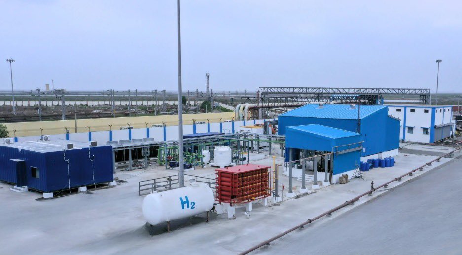 🚢🇮🇳 A giant leap towards a Green Future!
Shri Sarbananda Sonowal, Hon'ble Union Minister PSW, virtually inaugurated the "Make-In-India" 1 MW Green Hydrogen Plant at Kandla — a first in India's port sector.

Shri Shantanu Thakur, Hon'ble MoS PSW, also graced the occasion. Shri
