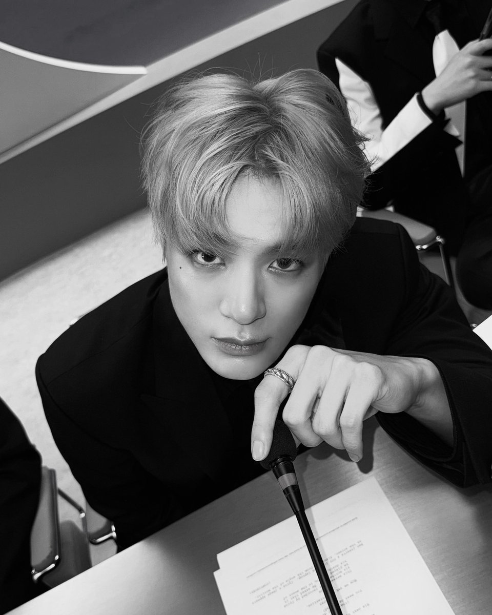 Twildight's tweet image. Future CEO material, navigating the world with a sharp mind and even sharper confidence. I’m here to lead but let’s make one thing clear: I’ve got time for the right company. Think you can keep up with the boss?