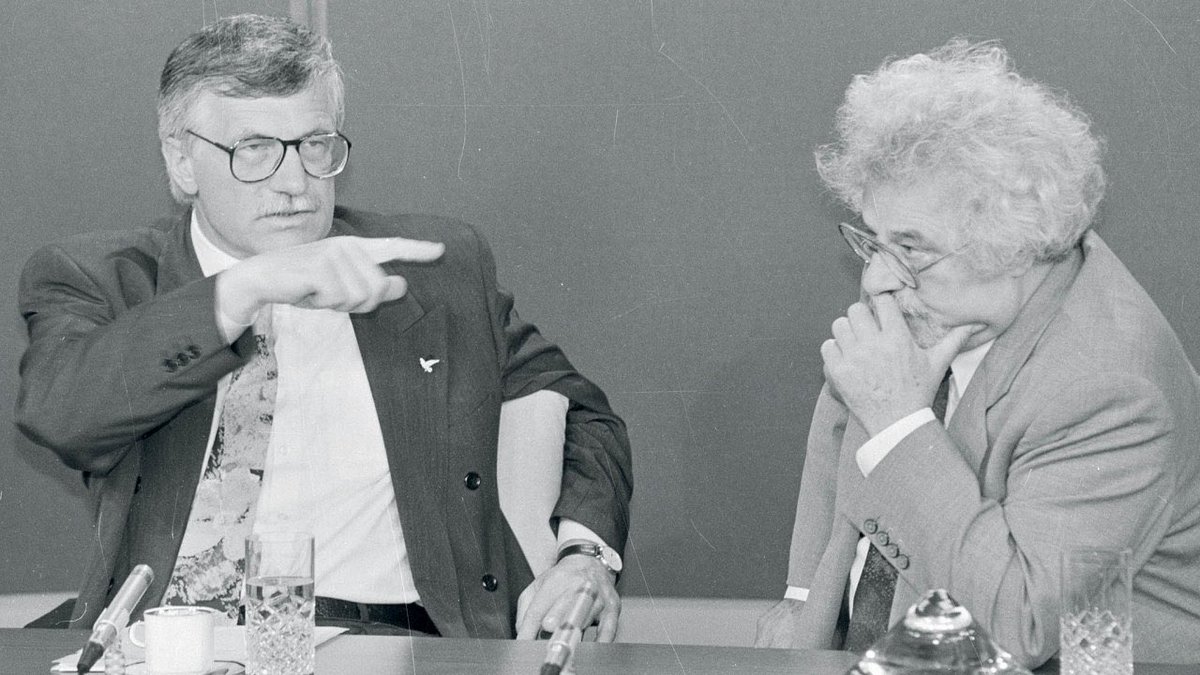 „Zatímco lidé oslavovali nově nabytou svobodu s Havlem, papaláši rozřezávali stát.“ 

Tým Valtera Komárka z Prognostického ústavu navrhl technokratickou kontinuitu ekonomiky. Dodnes se spekuluje o tom, zda byl Prognostický ústav řízen tajnými službami, včetně těch sovětských. V