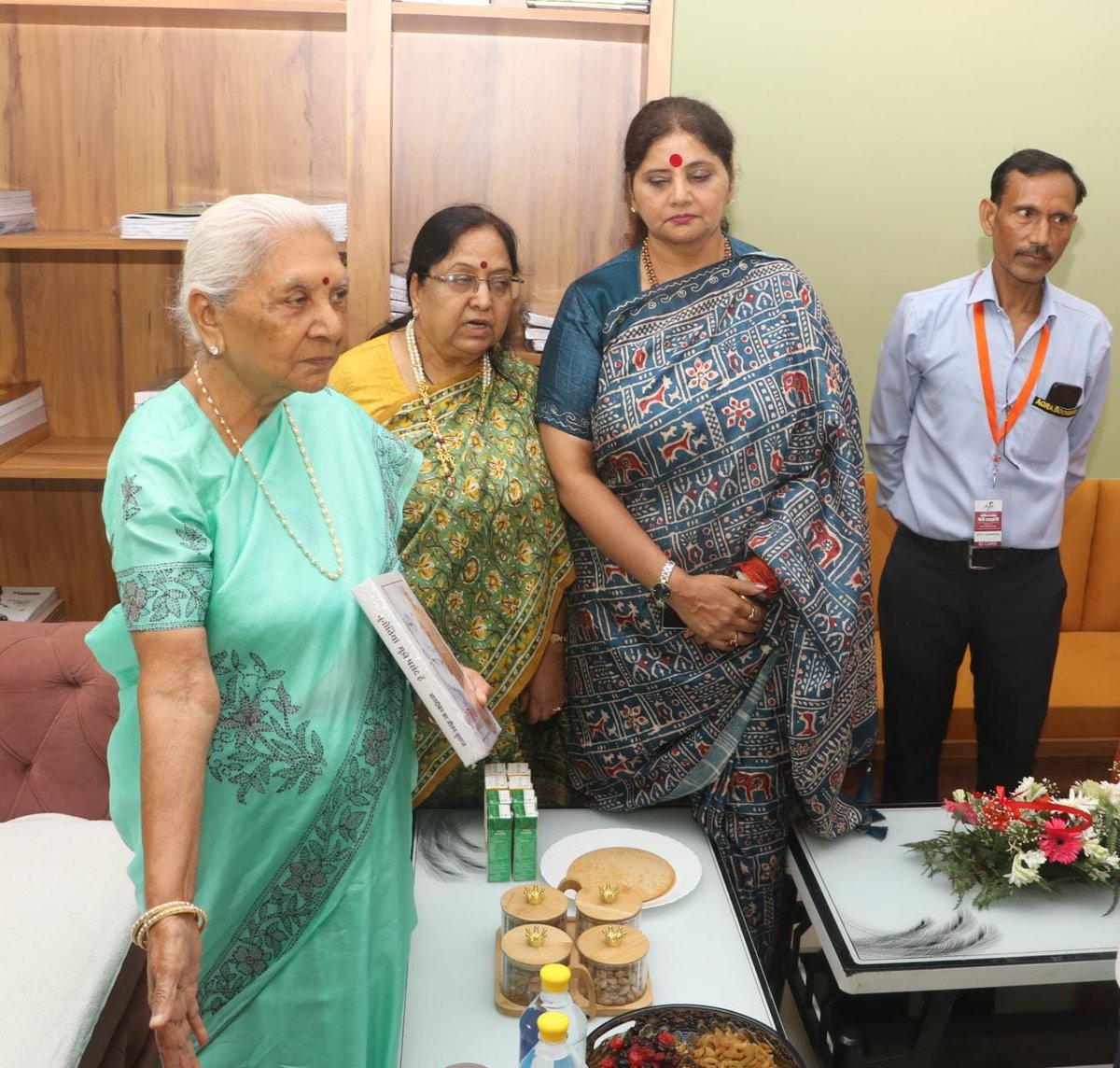 UP_MahilaAyog (@umahilaayog) on Twitter photo मा. अध्यक्ष उत्तर प्रदेश राज्य महिला आयोग <a href="/Babitasingh_/">Dr. Babita Singh</a> जी आगरा में महामहिम राज्यपाल <a href="/anandibenpatel/">Anandiben Patel</a> जी के साथ विभिन्न कार्यक्रमों में सम्मिलित हुई। मा. अध्यक्ष उत्तर प्रदेश राज्य महिला आयोग <a href="/Babitasingh_/">Dr. Babita Singh</a> जी आगरा में महामहिम राज्यपाल <a href="/anandibenpatel/">Anandiben Patel</a> जी के साथ विभिन्न कार्यक्रमों में सम्मिलित हुई।