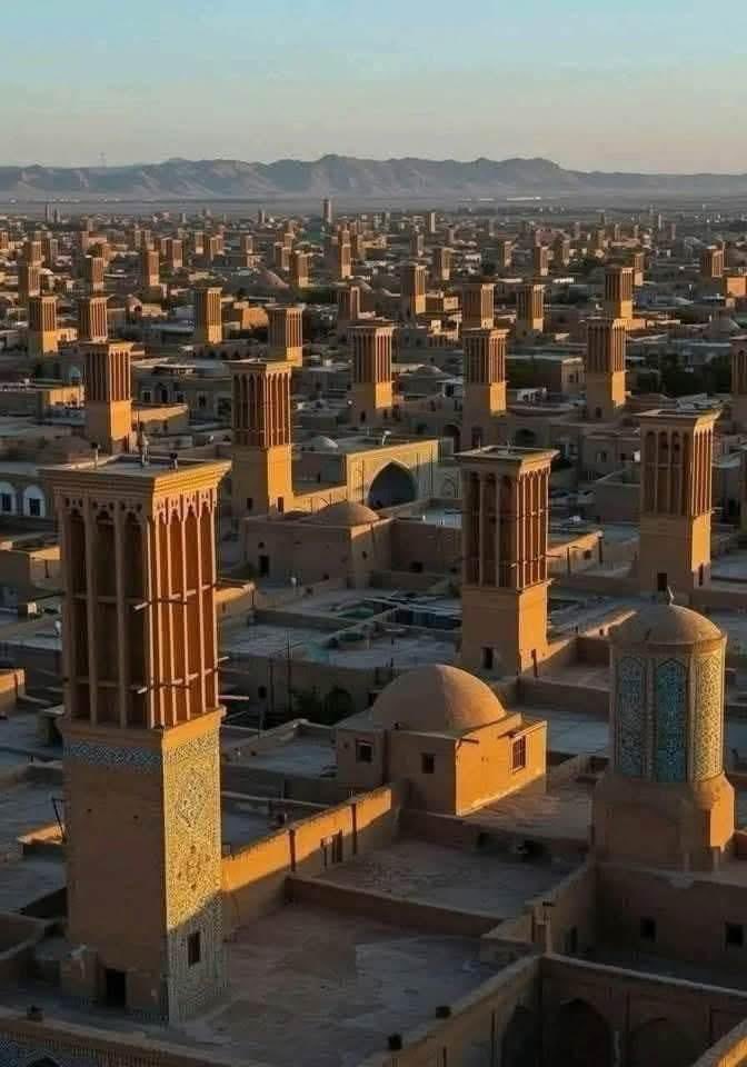 İran'ın Yezd şehrinde, çöl sıcağıyla başa çıkmak için 2.500 yıldır dünyanın en yaratıcı doğal soğutma teknolojisiyle 700'den fazla rüzgar kapanı (bajir) kullanılıyor ve elektrik olmadan oda sıcaklıkları 15°C düşürülüyor.

Sıcaklıkların düzenli olarak 45°C'ye ulaştığı İran çölünün