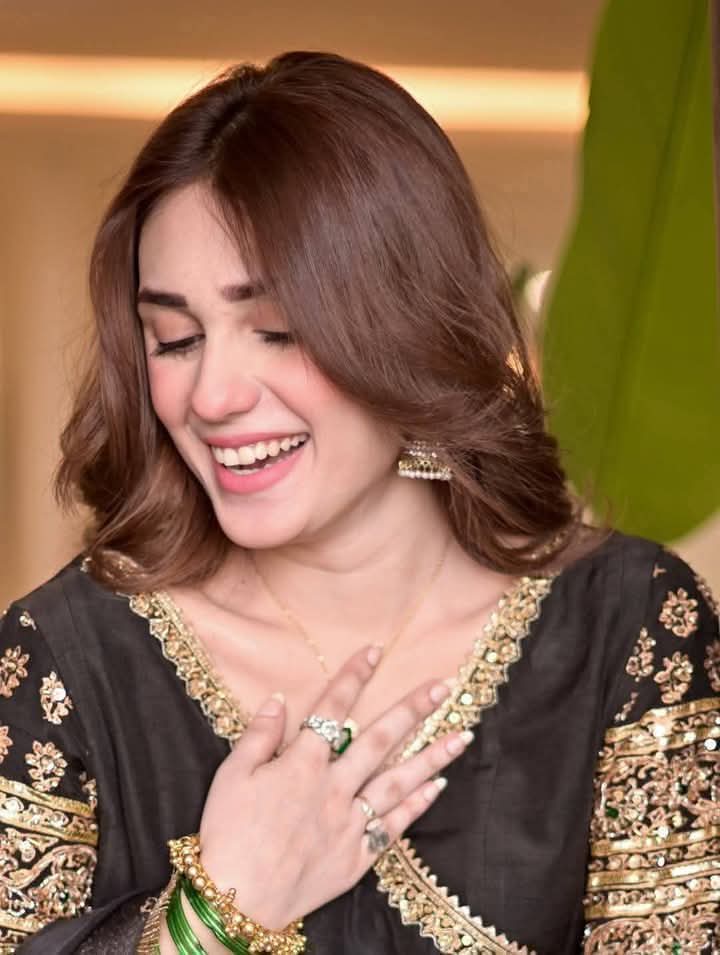 یہ ادائیں ہماری سادگی کی
مدّتوں ہوش اُڑائے رکھتی ہیں

خود تو چپ چاپ بیٹھی رہتی ہوں
آنکھیں فتنہ مچائے رکھتی ہیں