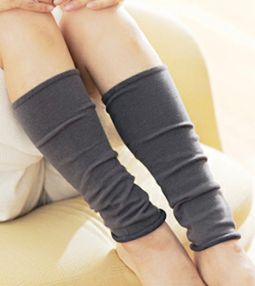 エアコンの風、なんで足首だけに“れいとうビーム”してくんの？朝はむくみでゾウ足、夜はつって目覚める地獄。
足首だけ、毎晩こっそり冷蔵保存されてる気がする。
それが、これ履いた夜から一変。
ムレない・締めつけない・でもちゃんと守ってくれる。
足首、氷タイプからノーマルタイプに戻れたわ。