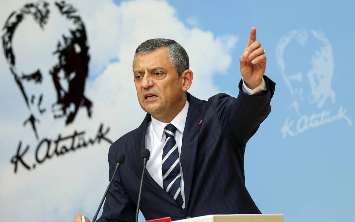 Özgür Özel:

Ekrem İmamoğlu eğer aday olamazsa o gün gelir en doğru adayı belirleriz, cinsiyet sınırı ayırmadan Dilek İmamoğlu'nu aday yapabiliriz:

Yorumunuz nedir arkadaşlar?