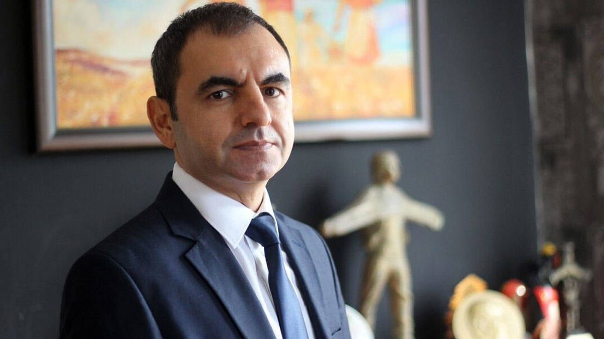 Gazeteci Ercüment Akdeniz hakim karşısında: 

"Saat 5’te evden çıktıktan sonra gözaltına alındım. Bana saati geldiğinde evimin basılacağı söylendi. Anahtarla kapıyı açma teklifimi kabul etmediler ve levye kullandılar."

birgun.net/haber/gazeteci…