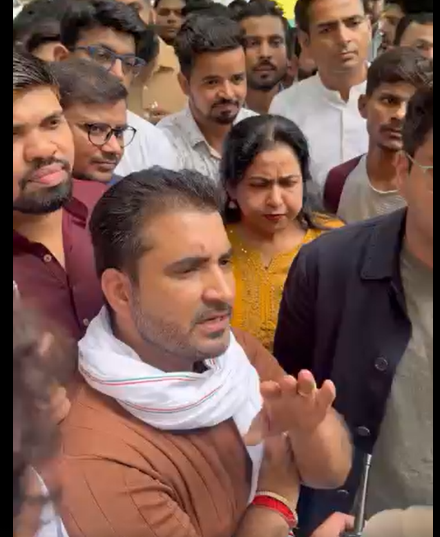 rankersgurukul's tweet photo. 31st July SSC Protest"

ये शिक्षक हैं, आतंकवादी नहीं!

📢 सिर्फ़ अपने हक़ और छात्रों की आवाज़ उठाने गए थे — बदले में मिला धक्का, गाली और मारपीट।

✊ #SSCProtest में जो हुआ, वो लोकतंत्र पर धब्बा है।

🙏 हम शिक्षकों के साथ हैं।
#JusticeForTeachers #SSCReform #31JulyProtest https://t.co/owOCVNTAQo