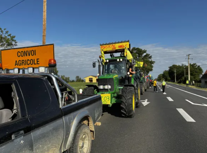 🔴Opération escargot en cours sur la #RN7 à l’appel de la #CR03
✊ Contre l’agri-bashing, les importations déloyales et la gestion honteuse de la #DNC
🚜 Tracteurs en route vers Vichy, halte prévue devant EELV.
🙏 Merci à tous les participants mobilisés ce matin : agriculteurs,