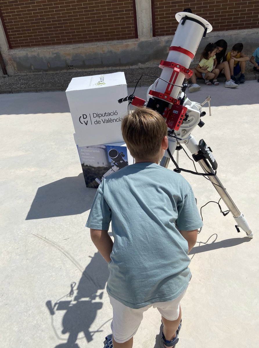 Rural_Tec's tweet photo. . #VentadelMoro y #Jaraguas han disfrutado de una nueva sesión de #observaciónsolar que impulsa @dipvalencia #CITRuralTEC @MITierradelVino @TierraBobal @ASTROAVA y @bighistory_aras en las escuelas de verano de la comarca. @mitecogob #REDCIT https://t.co/4SoGxFY5Jm https://t.co/TQu9JSqEUw
