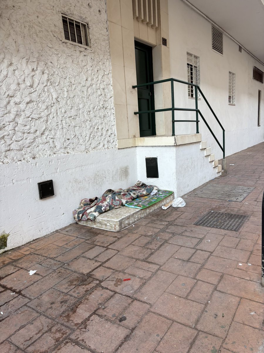 juakiocaasalgue's tweet photo. @LimasamOficial @pacodelatorrep @malaga Las vayas la han retirado pero y el colchón y la suciedad! Por qué no? https://t.co/r7U5eDRQp2