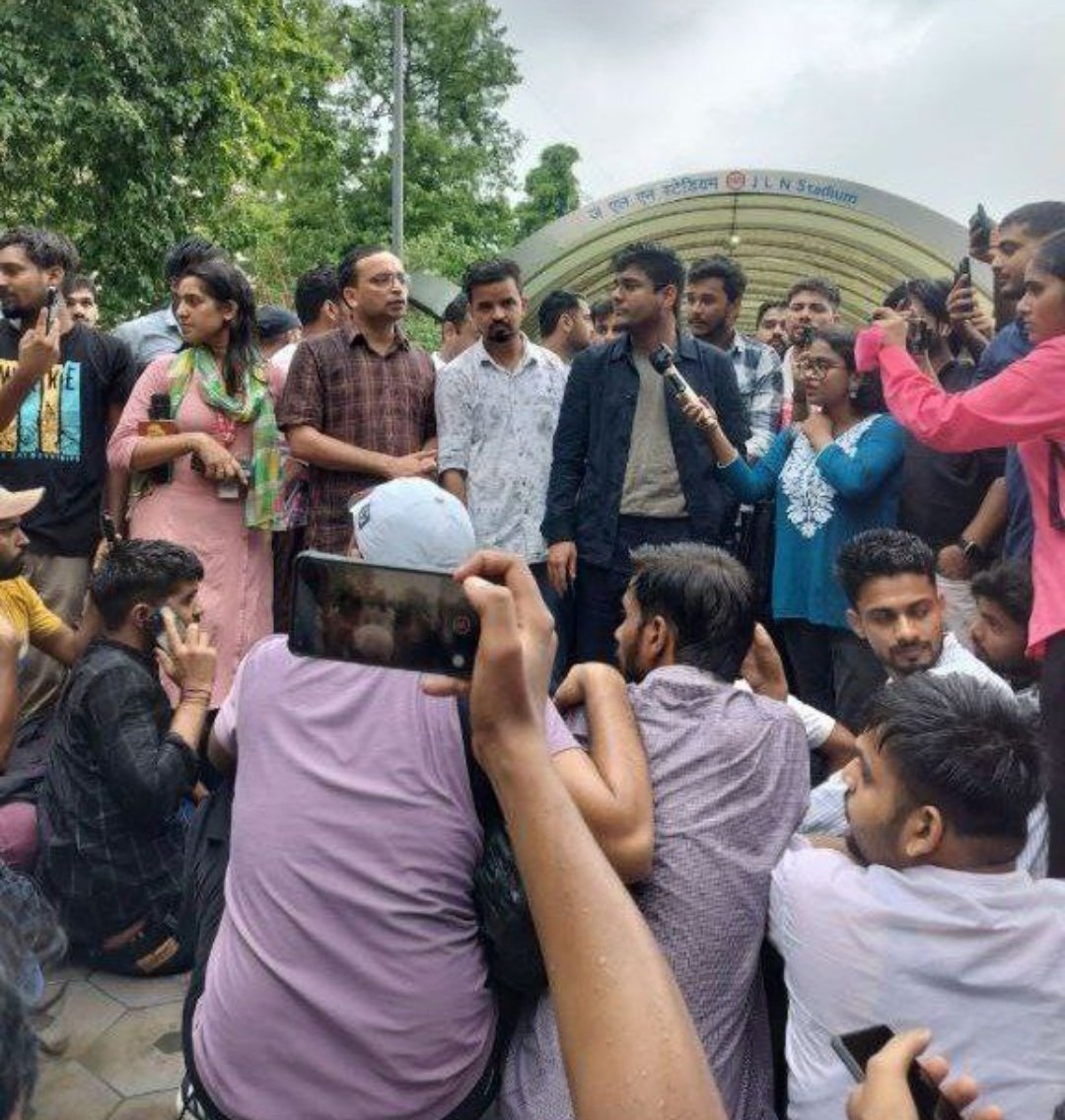 saurabhydv676's tweet photo. जो शिक्षक Eduquity की गड़बड़ियों पर सवाल उठा रहे थे, उन्हें पुलिस उठा ले गई!
क्या SSC की लापरवाही पर बोलना अब देशद्रोह है?

जो भविष्य बनाते हैं, उन्हें ही जेल में डाल रहे हो?

#SSCVendorFailure #SSCReforms
#JusticeForTeachers #SystemChangeNow
#SSC_System_Sudharo https://t.co/UxlaKoOrtM