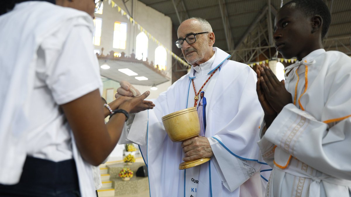 TUYISHIME_PK's tweet photo. During SECAM’s opening Mass, Catholic faithful and assembly delegates shared Holy Communion at Regina Pacis in Remera.
✍️@IMENA_111
Srce: @NewTimesRwanda https://t.co/Gbuebbxdty