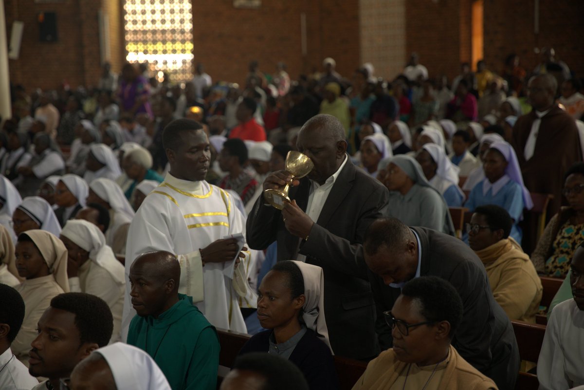 TUYISHIME_PK's tweet photo. During SECAM’s opening Mass, Catholic faithful and assembly delegates shared Holy Communion at Regina Pacis in Remera.
✍️@IMENA_111
Srce: @NewTimesRwanda https://t.co/Gbuebbxdty