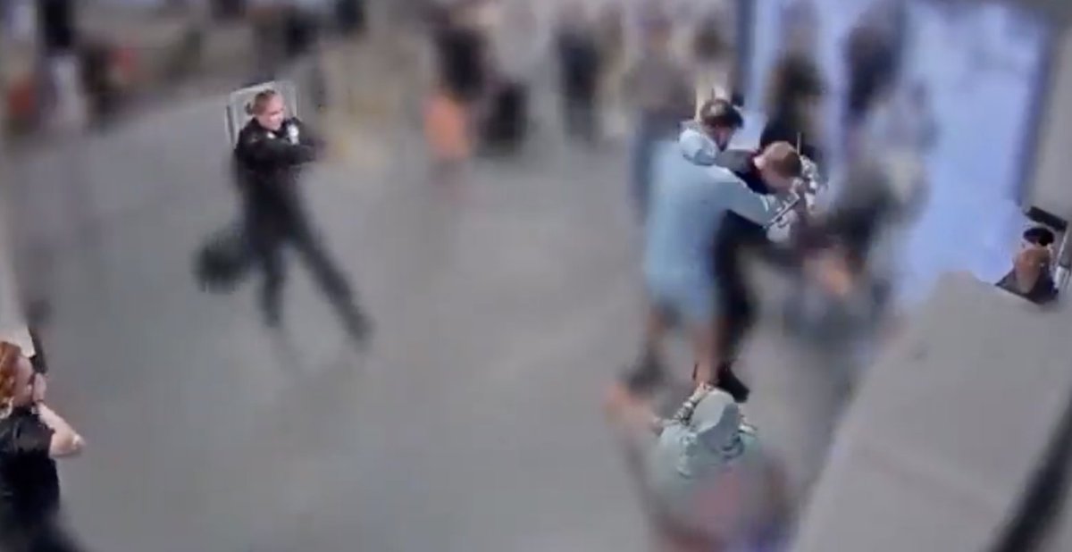 ES_News_'s tweet image. 1/7🚨 NEW BLOG | The partial clip went viral, and so did the selective outrage from politicians who rushed to condemn the officers before a single fact had been tested in court. 🚨

A @gmpolice officer was seen striking a man on the ground.

Outrage exploded across social media.