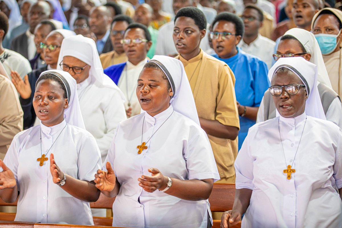 TUYISHIME_PK's tweet photo. During SECAM’s opening Mass, Catholic faithful and assembly delegates shared Holy Communion at Regina Pacis in Remera.
✍️@IMENA_111
Srce: @NewTimesRwanda https://t.co/Gbuebbxdty