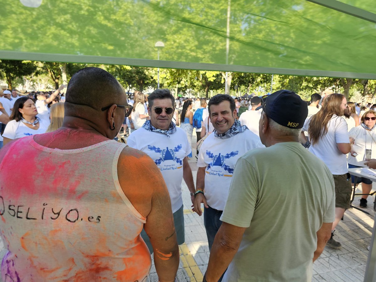 Vox_CiudadReal's tweet photo. 🍋 Fiesta, tradición y limoná en La Pandorga 🎉
VOX celebró junto a los vecinos en nuestra carpa, con la presencia de @rchamode,  Fátima de la Flor, @LuisAMarinVOX y muchos afiliados y simpatizantes.
#Pandorga #VOXCiudadReal 🇪🇸 https://t.co/rISVsZ6xkK