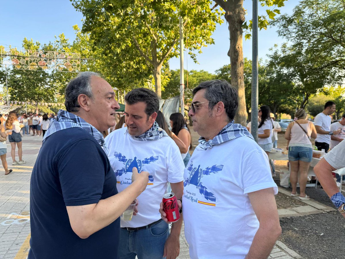 Vox_CiudadReal's tweet photo. 🍋 Fiesta, tradición y limoná en La Pandorga 🎉
VOX celebró junto a los vecinos en nuestra carpa, con la presencia de @rchamode,  Fátima de la Flor, @LuisAMarinVOX y muchos afiliados y simpatizantes.
#Pandorga #VOXCiudadReal 🇪🇸 https://t.co/rISVsZ6xkK