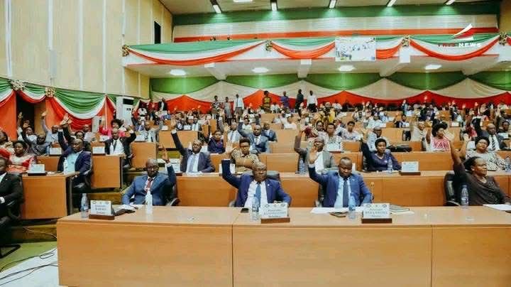 C’est avec satisfaction que je félicite vivement Très Honorable Daniel Gelase NDABIRABE, pour la confiance lui renouvelée par les Honorables députés, à la tête de la chambre basse du parlement burundais ⁦<a href="/nshingamateka/">Inama Nshingamateka</a>⁩ ⁦<a href="/NtareHouse/">Ntare Rushatsi House</a>⁩ 🇧🇮🇧🇮🇧🇮🇧🇮🇧🇮❤️