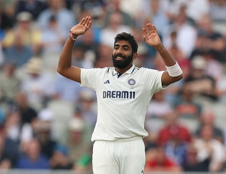 cricbuzz's tweet photo. 🚨 Ollie Pope wins toss, elects to field in the 5th Test

India make 4 changes: Dhruv Jurel, Akash Deep, Prasidh Krishna and Karun Nair in for Rishabh Pant, Bumrah, Anshul Kamboj and Shardul Thakur  #OvalTest