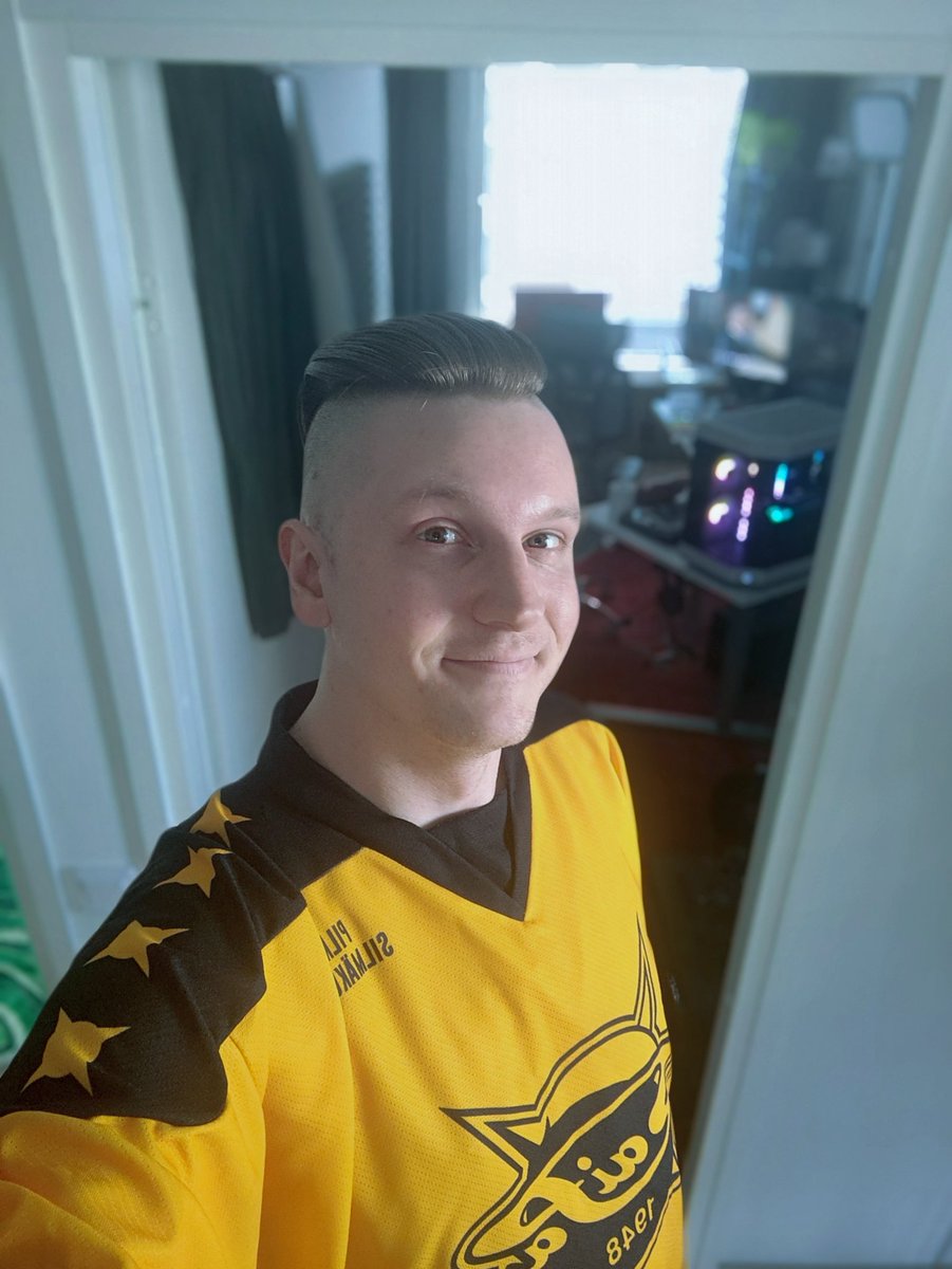 T-Panda (@t_pandadota) on Twitter photo Nähään Helsingin Messukeskuksessa huomenna <a href="/assemblyparty/">Assembly Party</a> LAN-tapahtumassa, 10-18 painellaan <a href="/rakettiliiga/">Rakettiliiga</a> Summer Showdownia yhteistyössä <a href="/ENCE/">ENCE</a> & <a href="/Palloliitto/">Suomen Palloliitto</a> joten ei muutakun mestoille nauttimaan ja viihtymään!
Meikäläisen tunnistaa SaiPa-paidasta. Nähään Helsingin Messukeskuksessa huomenna <a href="/assemblyparty/">Assembly Party</a> LAN-tapahtumassa, 10-18 painellaan <a href="/rakettiliiga/">Rakettiliiga</a> Summer Showdownia yhteistyössä <a href="/ENCE/">ENCE</a> & <a href="/Palloliitto/">Suomen Palloliitto</a> joten ei muutakun mestoille nauttimaan ja viihtymään!
Meikäläisen tunnistaa SaiPa-paidasta.