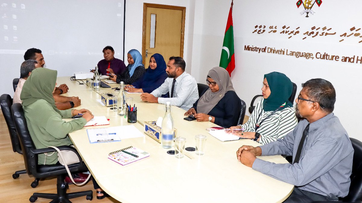 MoDLCH's tweet photo. ދިވެހިރާއްޖޭގެ ފަޚުރުވެރި ޤައުމީ ދުވަސް ހއ. އުތީމުގައި ފާހަގަކުރުމުގެ ގޮތުން ދިވެހިބަހާއި ސަގާފަތާއި ތަރިކައާ ބެހޭ ވުޒާރާއިން ޤައުމީ އެއާލައިނާއެކު ބޭއްވުނު މަޝްވަރާގެ ތެރެއިން. https://t.co/xksOCoZptx