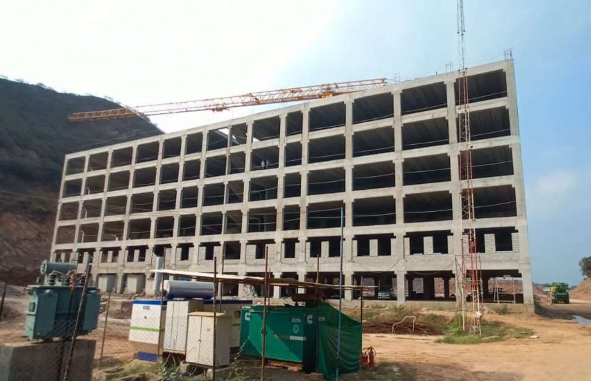 Knowledgeofap's tweet image. 🚨 Amaravati Jet City’s first 5-storey factory complex is 80% complete. ₹20.39 Crore cleared to finish it, creating 1.26 lakh sq ft space for MSMEs with focus on women employment. 
#AndhraPradesh #Amaravati #Capital