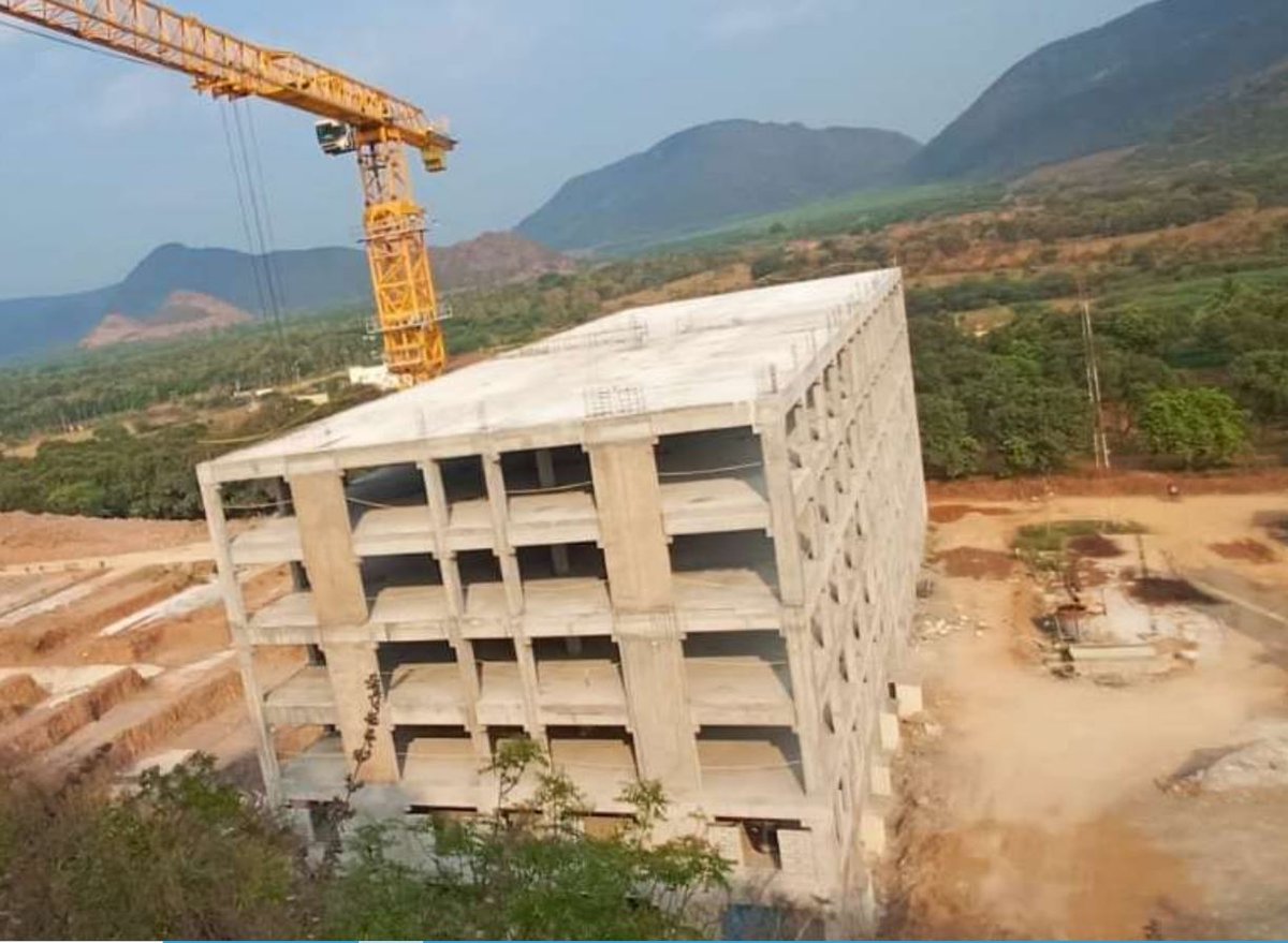Knowledgeofap's tweet image. 🚨 Amaravati Jet City’s first 5-storey factory complex is 80% complete. ₹20.39 Crore cleared to finish it, creating 1.26 lakh sq ft space for MSMEs with focus on women employment. 
#AndhraPradesh #Amaravati #Capital