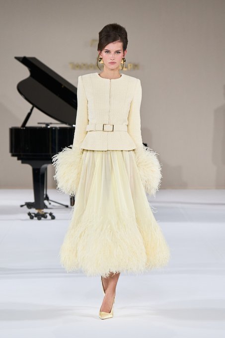 موضة الريش الفاخر عنوان أناقتك المقبلة... أي تصاميم وصيحات ستختارين 