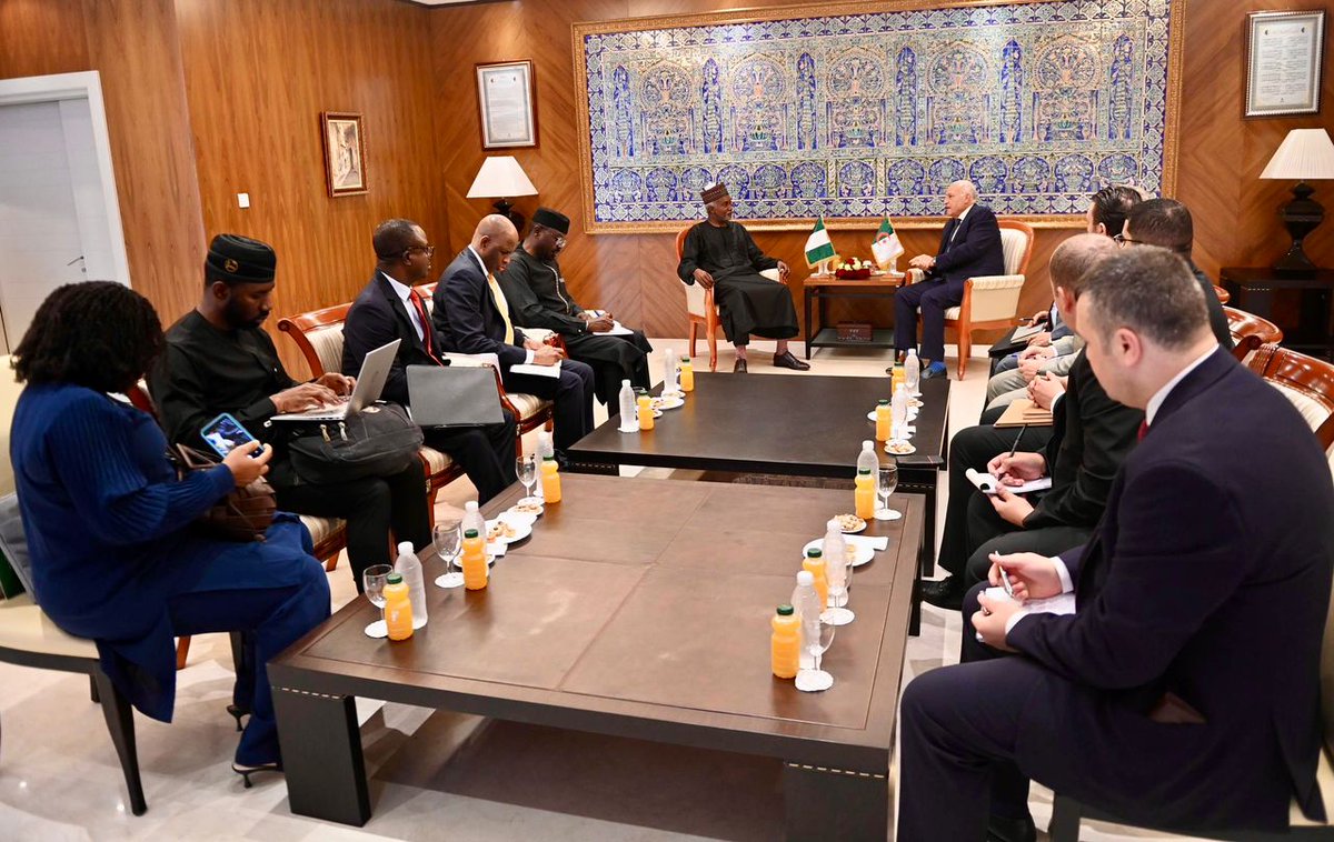 استقبل وزير الدولة، وزير الشؤون الخارجية والجالية الوطنية بالخارج والشؤون الإفريقية، السيد <a href="/AhmedAttaf_Dz/">أحمد عطاف Ahmed Attaf</a> ، صبيحة اليوم بمقر الوزارة، وزير الشؤون الخارجية <a href="/NigeriaMFA/">Ministry of Foreign Affairs, Nigeria 🇳🇬</a> لجمهورية نيجيريا الاتحادية، السيد <a href="/YusufTuggar/">Hon. Yusuf Maitama Tuggar</a> الذي يقوم بزيارة رسمية إلى الجزائر.
🇩🇿🇳🇬