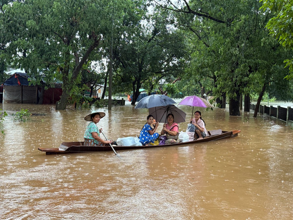 WFPAsiaPacific's tweet photo. 🚨 As floodwaters rise in #Myanmar, WFP is delivering lifesaving aid. In Kayin State, we're distributing ready-to-eat fortified biscuits to those most affected ensuring immediate access to food &amp; nutrition. We're also monitoring other high-risk areas, ready to scale up as needed. https://t.co/hu8vGc7OLB