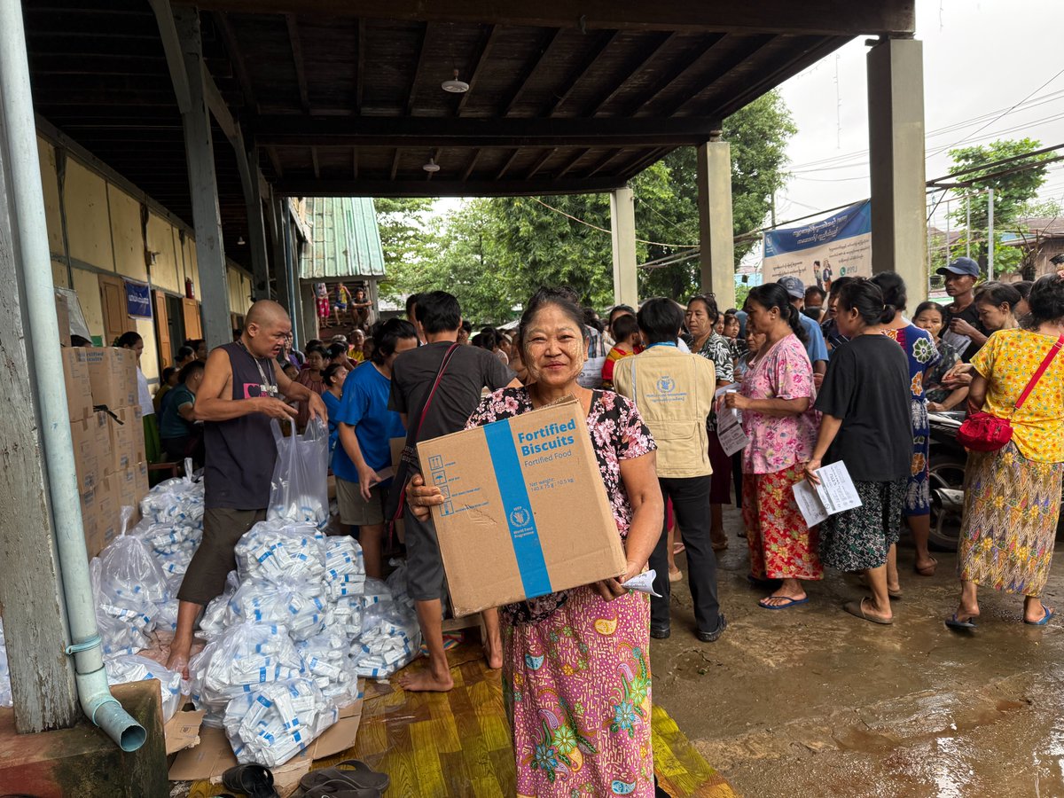 WFPAsiaPacific's tweet photo. 🚨 As floodwaters rise in #Myanmar, WFP is delivering lifesaving aid. In Kayin State, we're distributing ready-to-eat fortified biscuits to those most affected ensuring immediate access to food &amp; nutrition. We're also monitoring other high-risk areas, ready to scale up as needed. https://t.co/hu8vGc7OLB