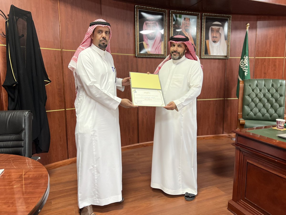 حققت #بلدية_الكامل المركز الأول لجائزة معالي الأمين لخدمة المجتمع وبهذه المناسبة كرّم سعادة رئيس البلدية المهندس فهمي بن سليمان الغانمي مدير ومنسوبي خدمة المجتمع
فايز بريك السلمي
فرج طفيشان السلمي
رهيب عبدالله السلمي
تقديرا لجهودهم المتميزة ومساهماتهم الفاعلة في تحقيق هذا الإنجاز