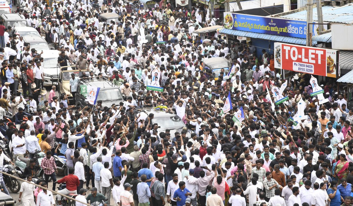 YSJ2024's tweet photo. Massive Craze Leader @ysjagan 😎🔥
గ్రీన్ మ్యాట్లు లేవు, ఐప్యాక్ ఎలివేషన్లు కావు!
జగన్ జనంలోకి వస్తే జన సునామీ ఎలా ఉంటాదో రియల్ గా చూడండి. https://t.co/lHiKE48LcJ