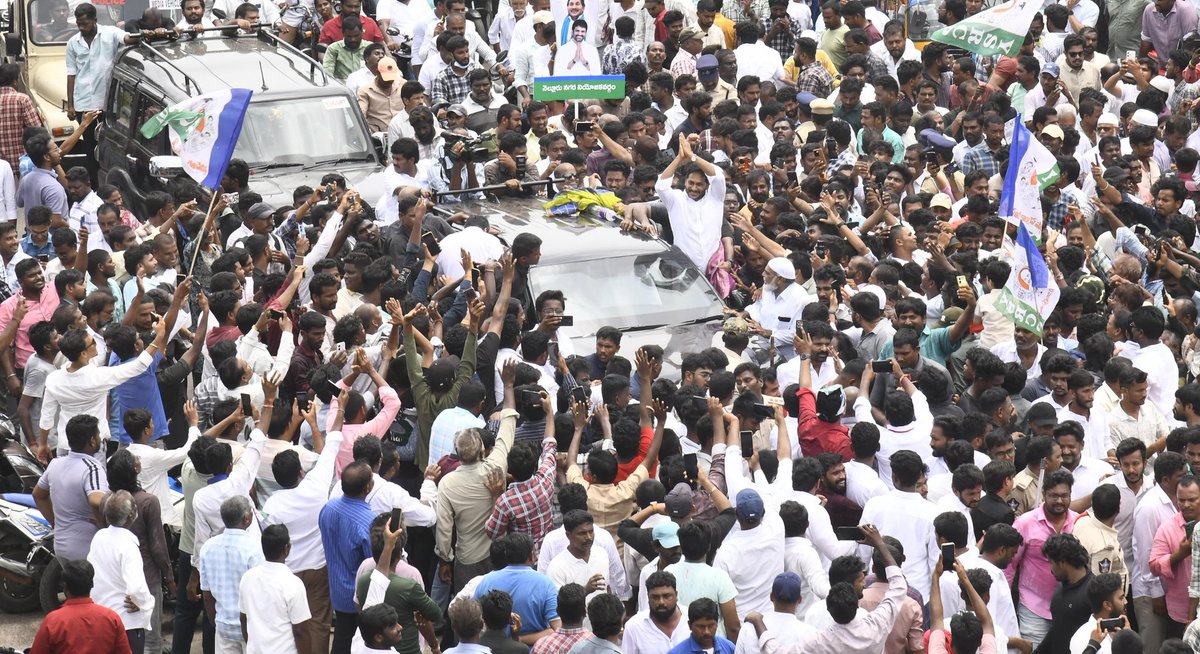 YSJ2024's tweet photo. Massive Craze Leader @ysjagan 😎🔥
గ్రీన్ మ్యాట్లు లేవు, ఐప్యాక్ ఎలివేషన్లు కావు!
జగన్ జనంలోకి వస్తే జన సునామీ ఎలా ఉంటాదో రియల్ గా చూడండి. https://t.co/lHiKE48LcJ