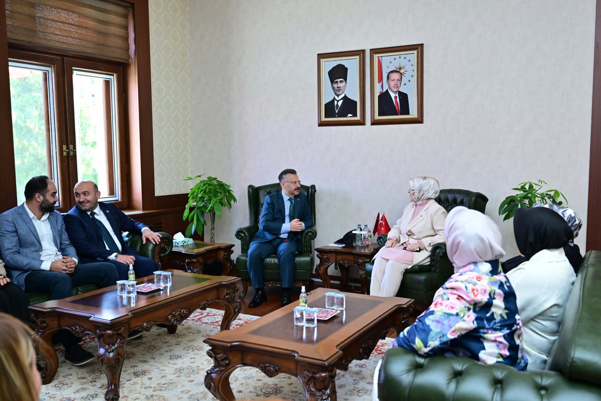 AK Parti Genel Merkez Kadın Kolları Başkanı Tuğba Işık Ercan, Eskişehir Milletvekili Prof. Dr. Ayşen Gürcan, AK Parti MKYK Üyesi Mürsel Çavdar, AK Parti Eskişehir İl Başkanı Gürhan Albayrak, İl Kadın Kolları Başkanı Feriha Ertorun ile birlikte Kadın Kolları MYK üyeleri Tülay