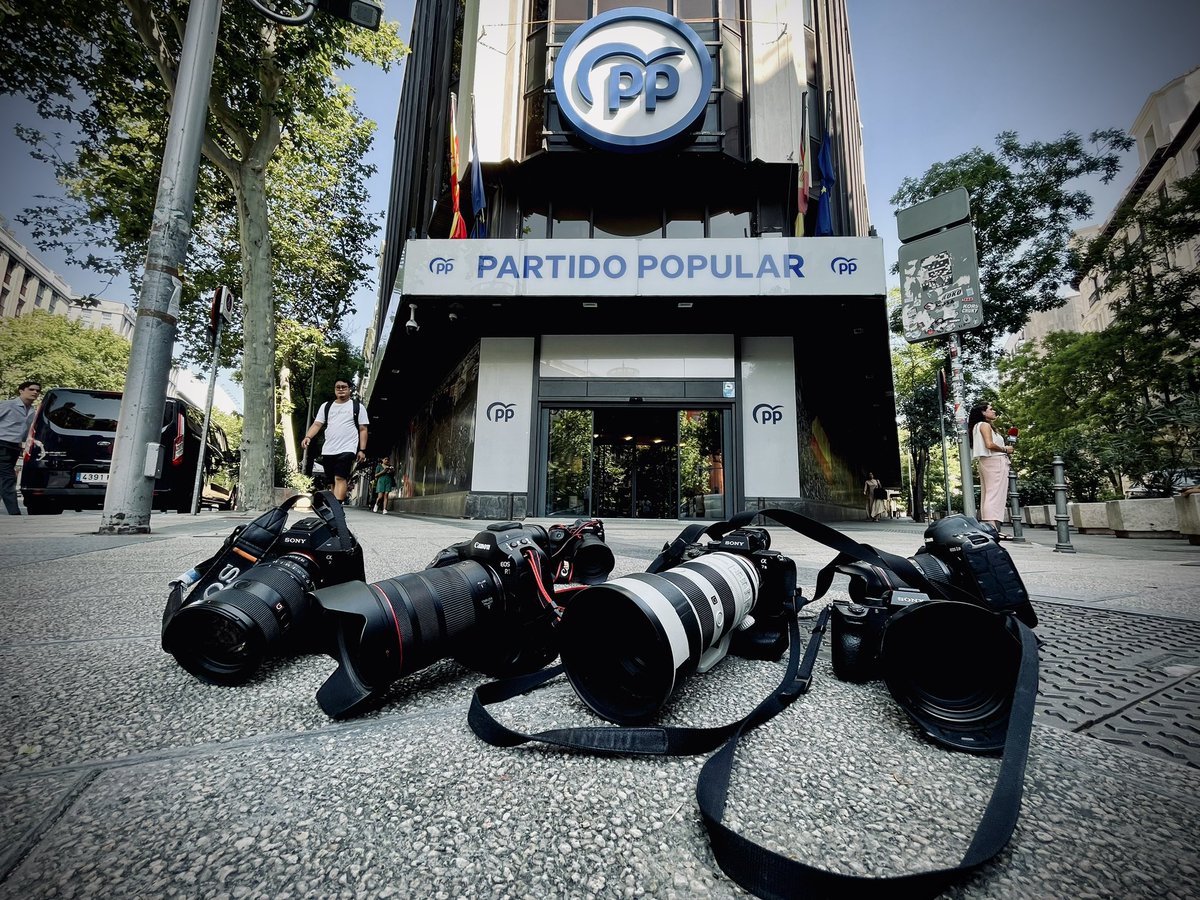 José Luis Roca ®️ (@roca_joseluis) on Twitter photo La cosa de la libertad de prensa que va a menos. En el <a href="/ppopular/">Partido Popular</a> ya no dejan de cubrir gráficamente ni una rueda de prensa de <a href="/NunezFeijoo/">Alberto Núñez Feijóo</a> . Eso sí, después distribuirán fotos propias. La que les gusten, claro. La cosa de la libertad de prensa que va a menos. En el <a href="/ppopular/">Partido Popular</a> ya no dejan de cubrir gráficamente ni una rueda de prensa de <a href="/NunezFeijoo/">Alberto Núñez Feijóo</a> . Eso sí, después distribuirán fotos propias. La que les gusten, claro.