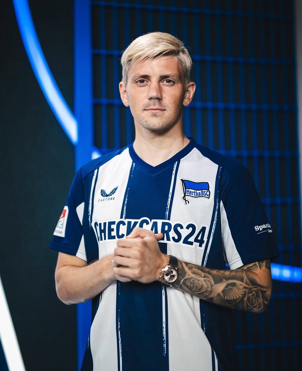 TheyThinkKits's tweet photo. Latest Castore fail…

HERTHA BERLIN KIT DOES NOT MEET LEAGUE REQUIREMENTS…

The pattern on the front is not reflected on the back. They will now have to print the stripes on the back in order to obtain permission from the DFL. https://t.co/ZMbSSTPvR7