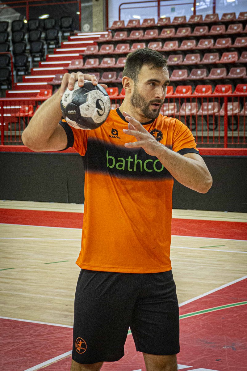 🧡 ¿Y esta auténtica maravilla?

💪 El nuevo balón de <a href="/ASOBAL/">ASOBAL</a> KipstaHB900 ya bota en la pista del Vicente Trueba y estamos seguros de que os va a enamorar tanto como a nosotros