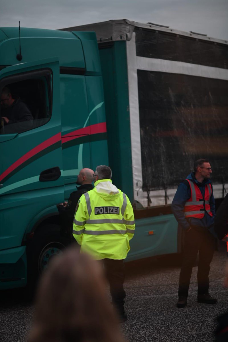 Auch heute kontrollieren die Beamten des ZVAD wieder entlang der Autobahnen. Besonderer Focus liegt heute auf Tiertransporten. Gemeinsam mit dem Veterinäramt werden die geltenden Vorschriften kontrolliert. Bei diesem LKW, der Enten transportiert, entsprach alles den Vorgaben.