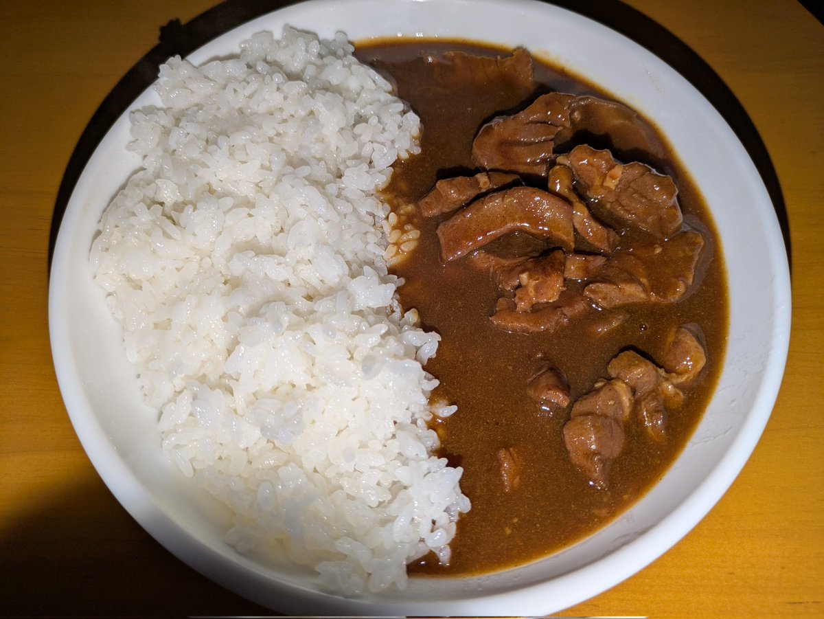 取り寄せた仙台の牛タンに入ってたタン元以外を部分をキウイに一晩漬けて柔らかくし、カレーにしてみました
具沢山で、写真からも伝わる通りとても美味しく頂けました(´ω`)