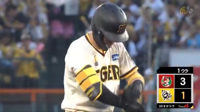 1回裏、佐藤輝選手の左中間タイムリーツーベースヒットで反撃の狼煙を